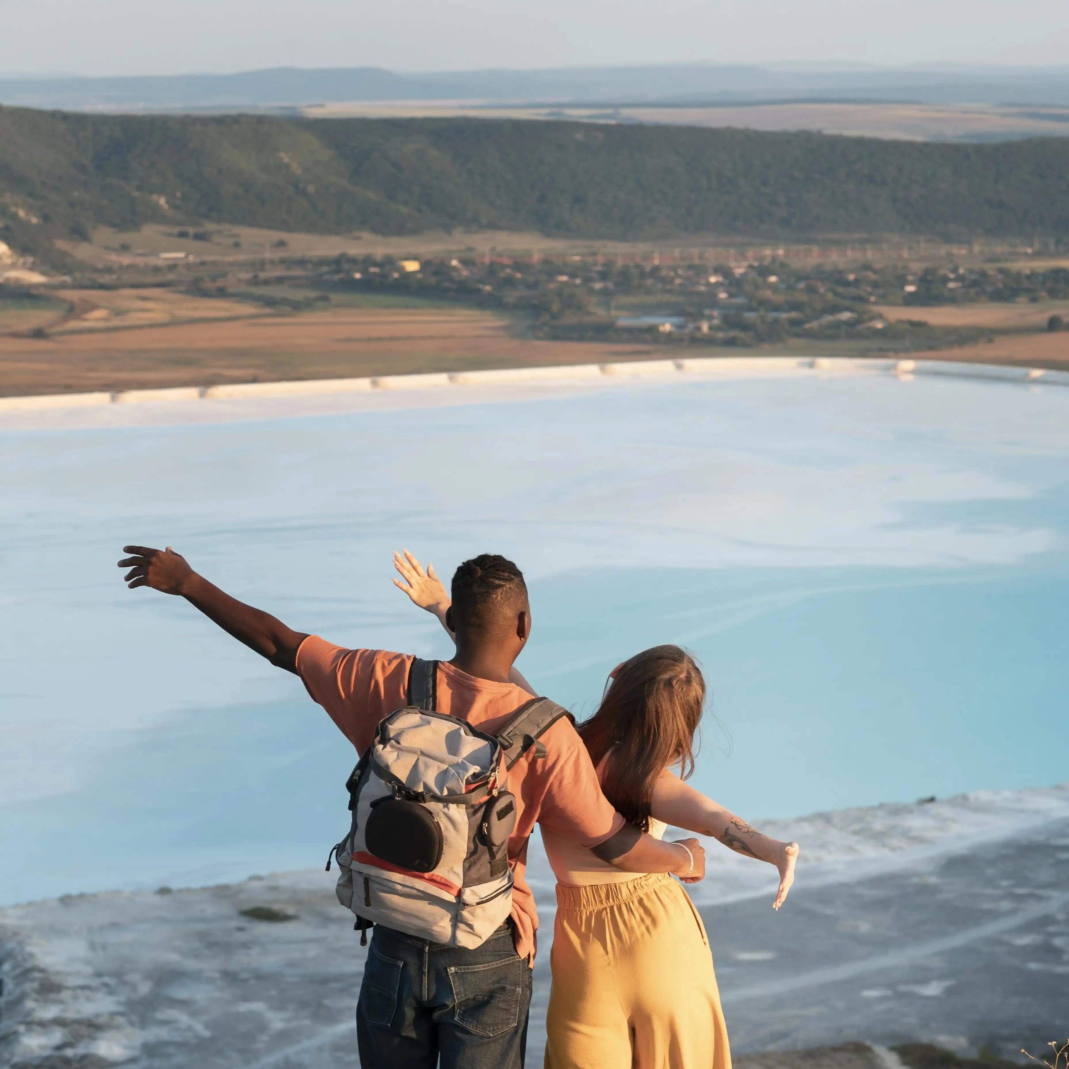 Jovem casal viajando juntos